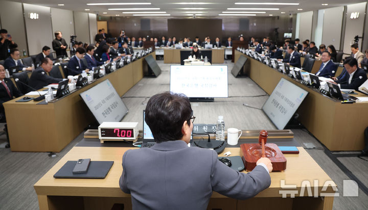[서울=뉴시스] 권창회 기자 = 임이자 국회 기재위원장이 20일 오전 서울 중구 한국은행에서 열린 국회 기획재정위원회의 한국은행에 대한 국정감사에서 의사봉을 두드리고 있다. 2025.10.20. kch0523@newsis.com