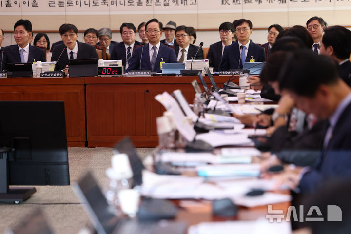 [서울=뉴시스] 김명년 기자 = 배준형 수원고등법원장이 20일 오전 서울 여의도 국회 법제사법위원회에서 열린 서울고등법원 등에 대한 국정감사에 출석해 질의에 답하고 있다. 2025.10.20. kmn@newsis.com