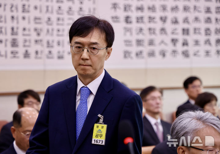 [서울=뉴시스] 김명년 기자 = 오민석 서울중앙지방법원장이 20일 오전 서울 여의도 국회 법제사법위원회에서 열린 서울고등법원 등에 대한 국정감사에 출석해 발언대로 향하고 있다. 2025.10.20. kmn@newsis.com