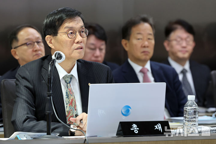 [서울=뉴시스] 권창회 기자 = 이창용 한국은행 총재가 20일 오전 서울 중구 한국은행에서 열린 국회 기획재정위원회의 한국은행에 대한 국정감사에서 의원질의에 답하고 있다. (공동취재) 2025.10.20. photo@newsis.com