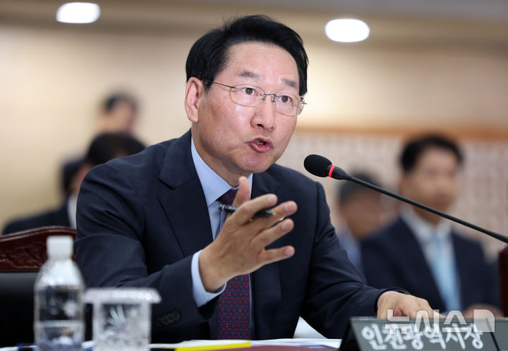 [인천=뉴시스] 김선웅 기자 = 유정복 인천광역시장이 20일 인천광역시청에서 열린 국회 행정안전위원회의 인천광역시에 대한 국정감사에서 의원 질의에 답변하고 있다. 2025.10.20. mangusta@newsis.com