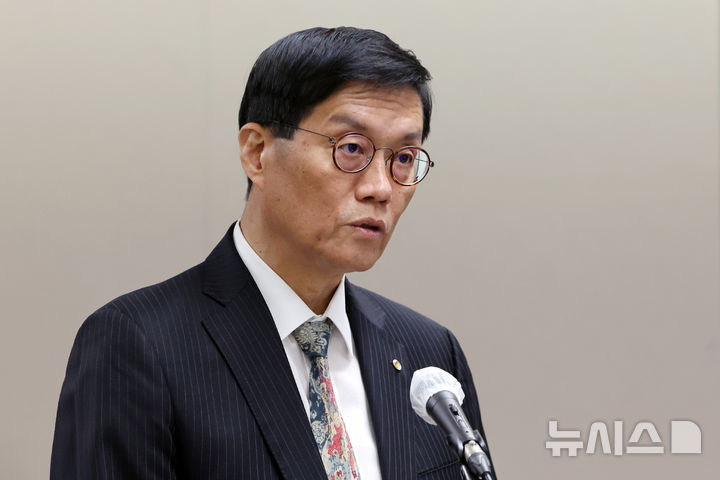 [서울=뉴시스] 권창회 기자 = 이창용 한국은행 총재가 20일 오전 서울 중구 한국은행에서 열린 국회 기획재정위원회의 한국은행에 대한 국정감사에서 업무보고를 하고 있다. (공동취재) 2025.10.20. photo@newsis.com