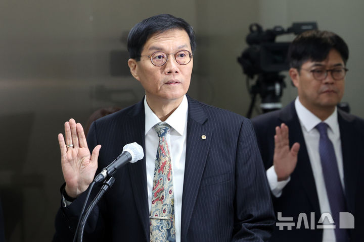 [서울=뉴시스] 권창회 기자 = 이창용 한국은행 총재가 20일 오전 서울 중구 한국은행에서 열린 국회 기획재정위원회의 한국은행에 대한 국정감사에서 증인선서를 하고 있다. (공동취재) 2025.10.20. photo@newsis.com