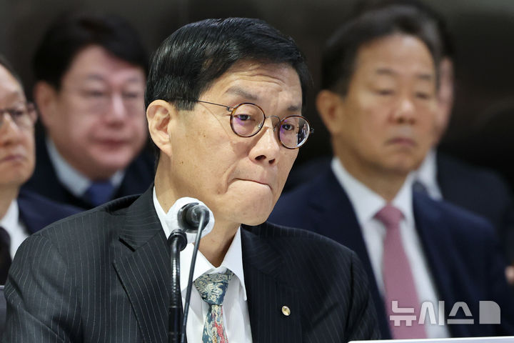 [서울=뉴시스] 권창회 기자 = 이창용 한국은행 총재가 20일 오전 서울 중구 한국은행에서 열린 국회 기획재정위원회의 한국은행에 대한 국정감사에서 생각에 잠겨 있다. (공동취재) 2025.10.20. photo@newsis.com