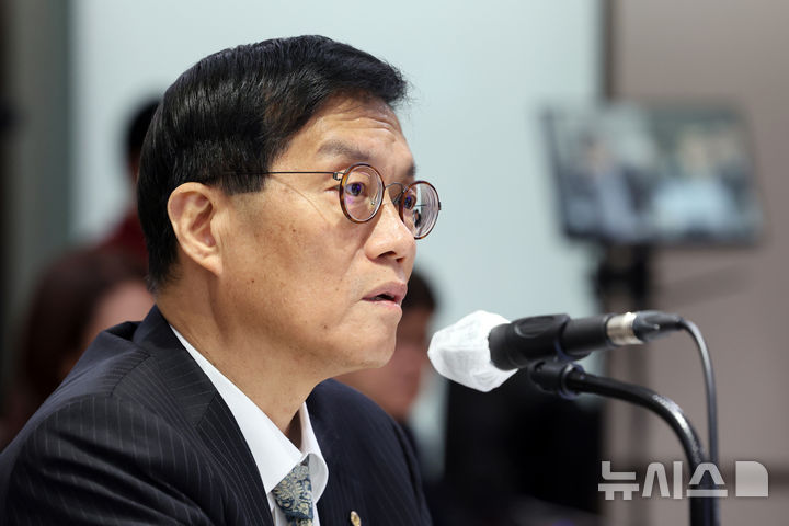 [서울=뉴시스] 권창회 기자 = 이창용 한국은행 총재가 20일 오전 서울 중구 한국은행에서 열린 국회 기획재정위원회의 한국은행에 대한 국정감사에서 의원질의에 답하고 있다. (공동취재) 2025.10.20. photo@newsis.com