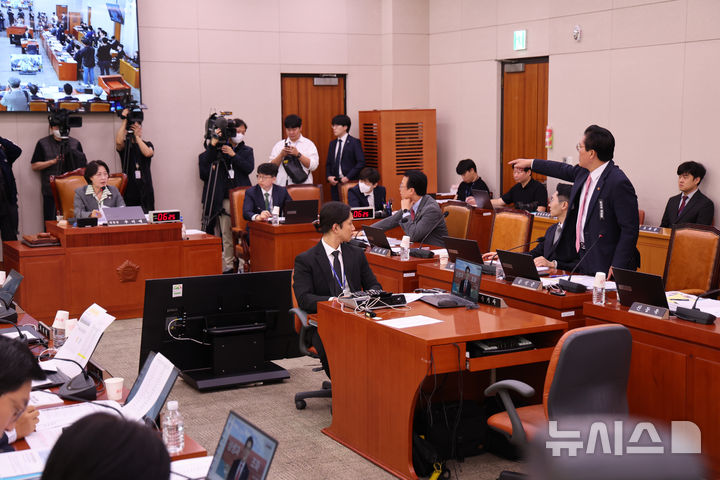 [서울=뉴시스] 김명년 기자 = 송석준 국민의힘 의원이 20일 오전 서울 여의도 국회 법제사법위원회에서 열린 서울고등법원 등에 대한 국정감사에서 추미애 위원장에게 항의하고 있다. 2025.10.20. kmn@newsis.com