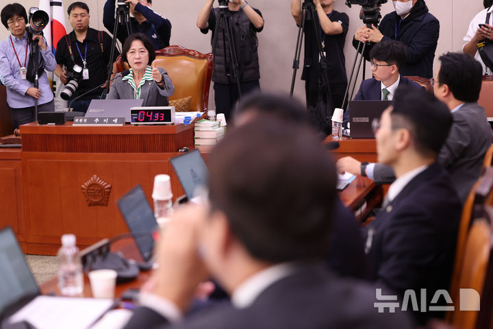 [서울=뉴시스] 김명년 기자 = 20일 오전 서울 여의도 국회 법제사법위원회에서 열린 서울고등법원 등에 대한 국정감사에서 추미애 위원장이 국민의힘 의원들에게 경고하고 있다. 2025.10.20. kmn@newsis.com