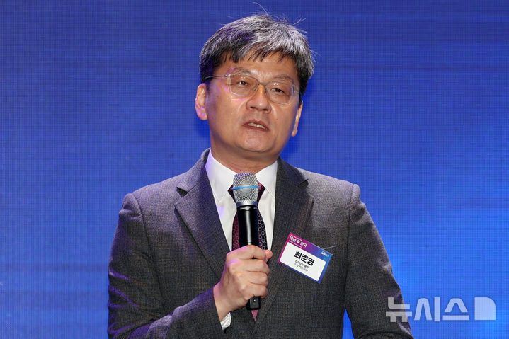 [서울=뉴시스] 조성우 기자 = 최준영 법무법인 율촌 수석전문위원이 20일 서울 용산구 드래곤시티호텔에서 열린 뉴시스 창사 24주년 기념 '10년 후 한국' 포럼에서 '붕괴의 시대, 대한민국의 미래'를 주제로 두 번째 세션 강연을 하고 있다. 2025.10.20. xconfind@newsis.com