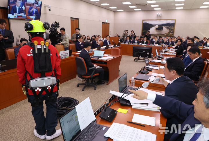 [서울=뉴시스] 고승민 기자 = 문금주 더불어민주당 의원이 20일 서울 여의도 국회에서 열린 농림축산식품 해양수산위원회의 산림청 등 국정감사에서 스마트 웨어러블 장비를 시연하며 질의하고 있다. 2025.10.20. kkssmm99@newsis.com