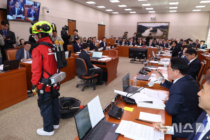 [서울=뉴시스] 고승민 기자 = 문금주 더불어민주당 의원이 20일 서울 여의도 국회에서 열린 농림축산식품 해양수산위원회의 산림청 등 국정감사에서 스마트 웨어러블 장비를 시연하며 질의하고 있다. 2025.10.20. kkssmm99@newsis.com