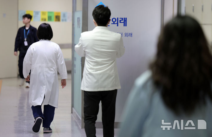 [서울=뉴시스] 홍효식 기자 = 서울 시내 한 대학병원에서 의료진들이 이동하고 있다. 2025.10.20. yesphoto@newsis.com