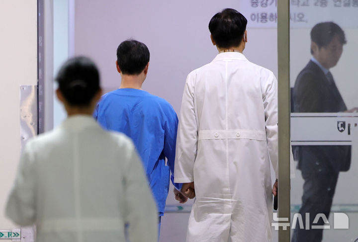[서울=뉴시스] 홍효식 기자 = 서울 시내 한 대학병원에서 의료진들이 이동하고 있다. 2025.10.20. yesphoto@newsis.com
