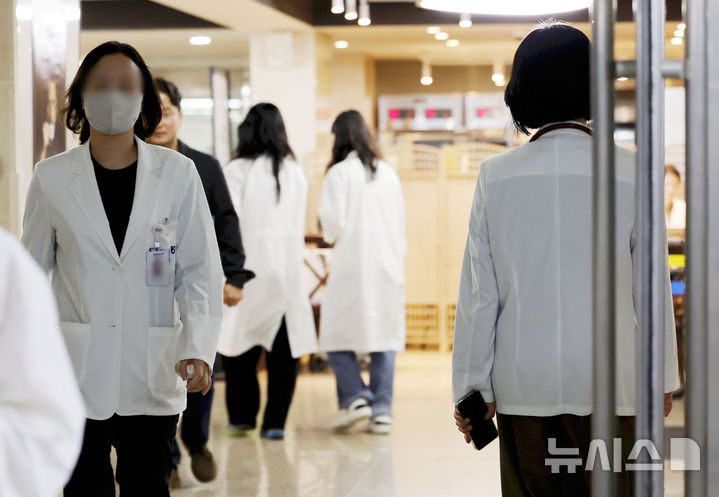 [서울=뉴시스] 홍효식 기자 = 서울 시내 한 대학병원에서 의료진들이 이동하고 있다. 2025.10.20. yesphoto@newsis.com