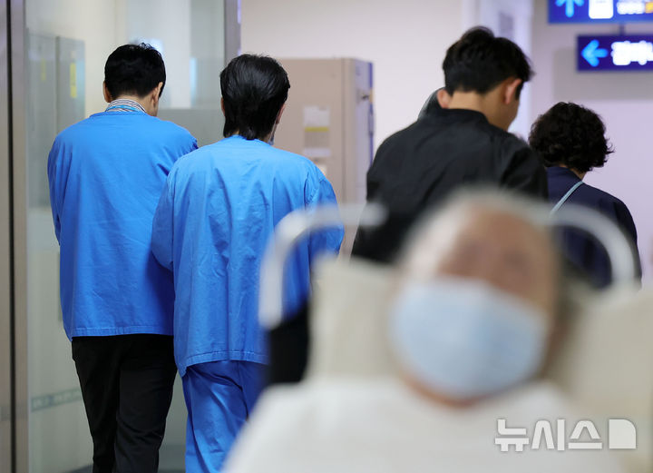 [서울=뉴시스] 서울 시내 한 대학병원에서 의료진들이 이동하는 모습. (사진=뉴시스 DB0 2025.10.20. photo@newsis.com