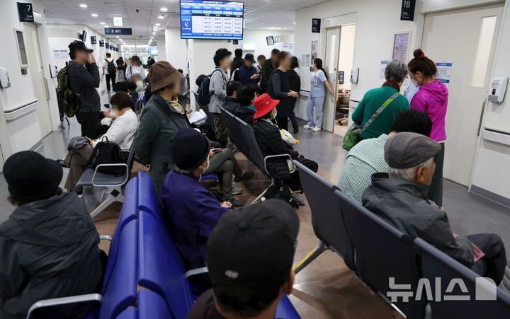 [서울=뉴시스] 지난해 10월 20일 서울 시내 한 대학병원에서 환자들이 진료를 기다리는 모습 (사진=뉴시스 DB) 2025.10.20. photo@newsis.com