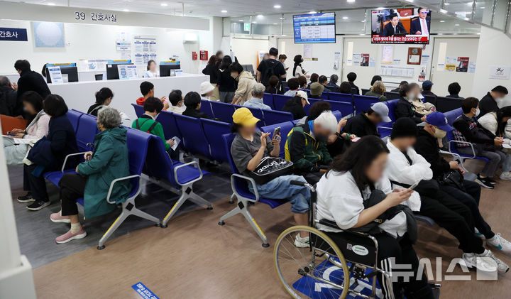[서울=뉴시스] 홍효식 기자 = 서울 시내 한 대학병원에서 환자들이 진료를 기다리고 있다. 2025.10.20. yesphoto@newsis.com