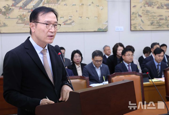 [서울=뉴시스] 조성봉 기자 = 임태희 경기도교육청 교육감이 20일 오전 서울 여의도 국회에서 열린 교육위원회에서 국정감사에서 업무 보고를 하고 있다. 2025.10.20. suncho21@newsis.com