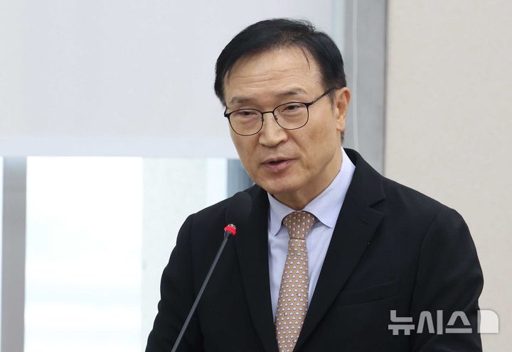 [서울=뉴시스] 조성봉 기자 = 임태희 경기도교육청 교육감이 20일 오전 서울 여의도 국회에서 열린 교육위원회에서 국정감사에서 업무 보고를 하고 있다. 2025.10.20. suncho21@newsis.com