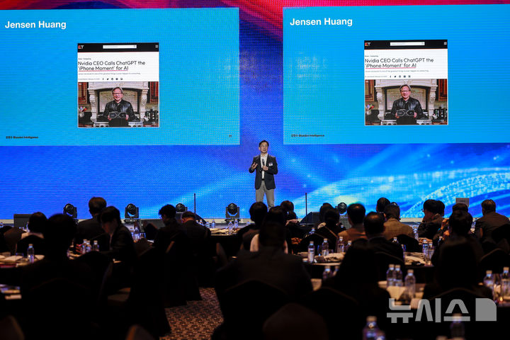 [서울=뉴시스] 정병혁 기자 = 강정수 블루닷 AI 연구센터장이 20일 서울 용산구 드래곤시티호텔에서 열린 뉴시스 창사 24주년 기념 '10년 후 한국' 포럼에서 특별강연을 하고 있다. 2025.10.20 jhope@newsis.com