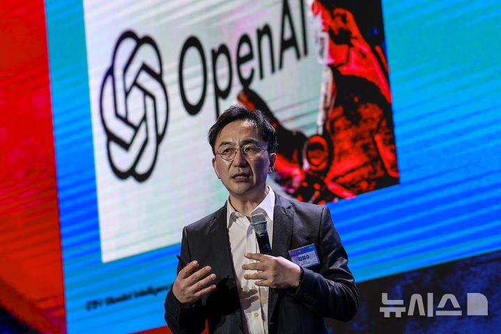 [서울=뉴시스] 정병혁 기자 = 강정수 블루닷 AI 연구센터장이 20일 서울 용산구 드래곤시티호텔에서 열린 뉴시스 창사 24주년 기념 '10년 후 한국' 포럼에서 특별강연을 하고 있다. 2025.10.20 jhope@newsis.com