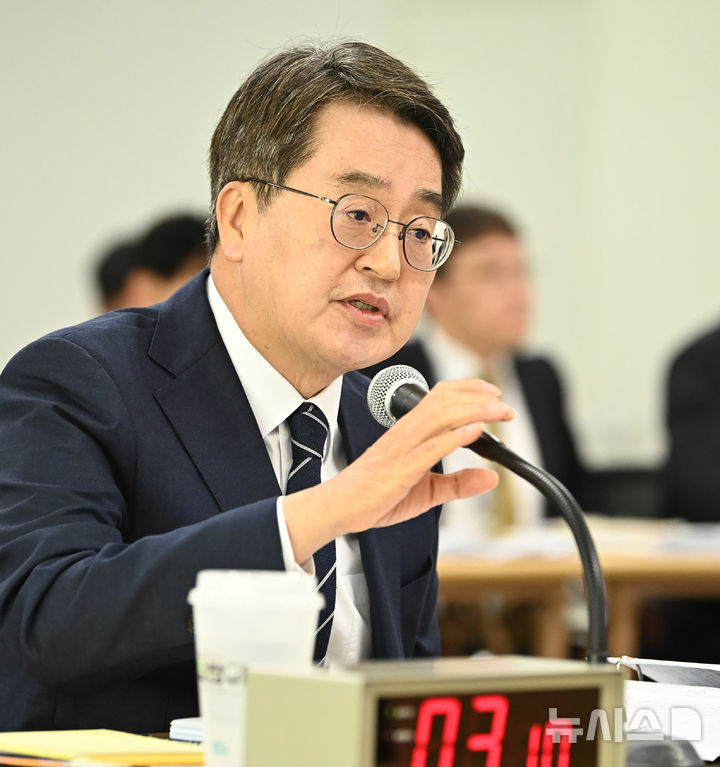 [수원=뉴시스] 김종택 기자 = 김동연 경기도지사가 20일 경기 수원시 경기도청에서 열린 국회 국토교통위원회의 경기도에 대한 국정감사에서 의원 질의에 답변하고 있다. 2025.10.20. jtk@newsis.com