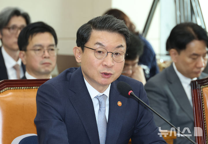 [서울=뉴시스] 고승민 기자 = 이억원 금융위원장이 20일 서울 여의도 국회에서 열린 정무위원회의 금융위원회 등 국정감사에서 의원 질의에 답하고 있다. 2025.10.20. kkssmm99@newsis.com