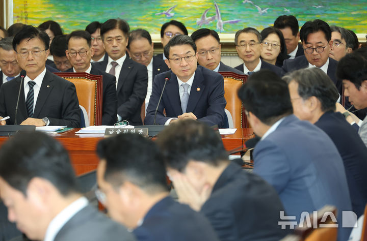 [서울=뉴시스] 고승민 기자 = 이억원 금융위원장이 20일 서울 여의도 국회에서 열린 정무위원회의 금융위원회 등 국정감사에서 박찬대 더불어민주당 의원 질의를 듣고 있다. 2025.10.20. kkssmm99@newsis.com