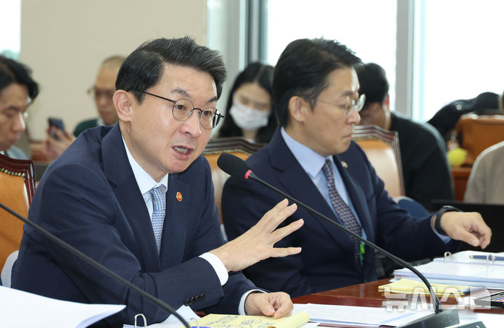 [서울=뉴시스] 고승민 기자 = 이억원 금융위원장이 20일 서울 여의도 국회에서 열린 정무위원회의 금융위원회 등 국정감사에서 의원 질의에 답하고 있다. 2025.10.20. kkssmm99@newsis.com