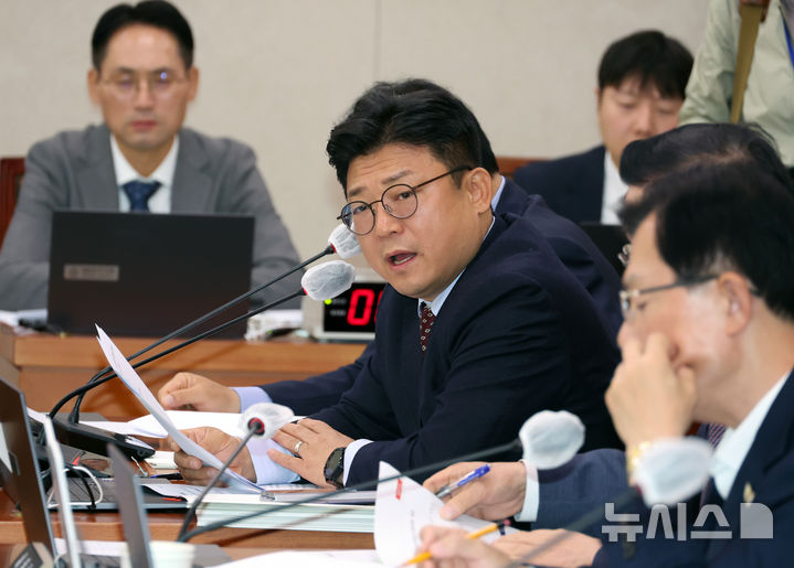 [서울=뉴시스] 고승민 기자 = 강명구 국민의힘 의원이 지난해 10월20일 서울 여의도 국회에서 열린 농림축산식품 해양수산위원회의 산림청 등 국정감사에서 질의하고 있다. 2025.10.20. kkssmm99@newsis.com