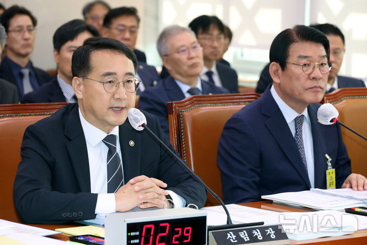 [서울=뉴시스] 고승민 기자 = 김인호 산림청장이 20일 서울 여의도 국회에서 열린 농림축산식품 해양수산위원회의 산림청 등 국정감사에서 의원 질의에 답하고 있다. 2025.10.20. kkssmm99@newsis.com