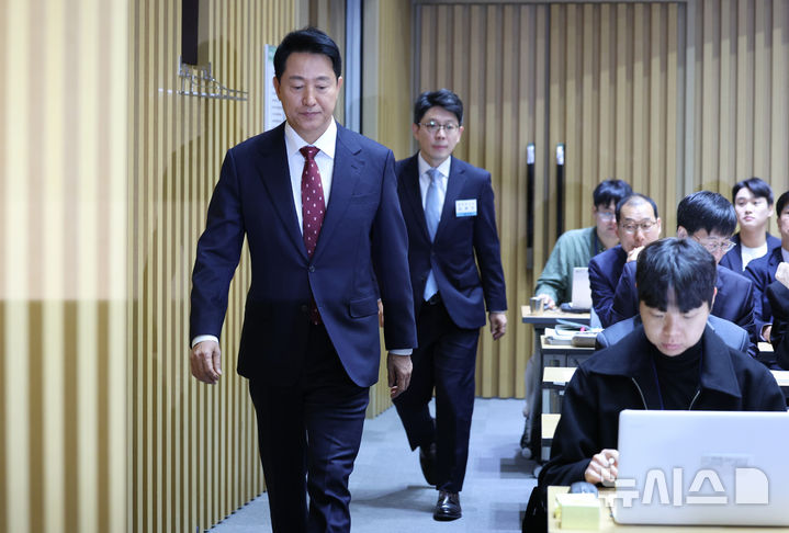 [서울=뉴시스] 김진아 기자 = 오세훈 서울시장이 20일 서울 중구 서울시청에서 열린 국회 국토교통위원회의 서울시청에 대한 국정감사에 참석하고 있다. 2025.10.20. bluesoda@newsis.com