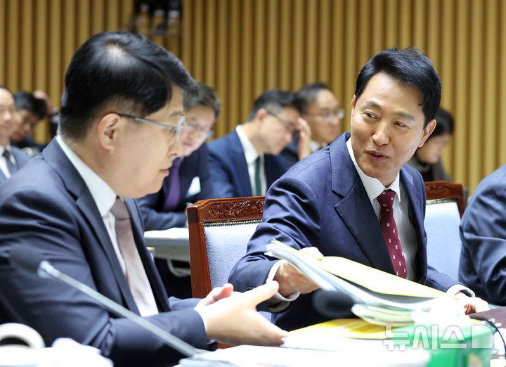 [서울=뉴시스] 김진아 기자 = 오세훈 서울시장이 20일 서울 중구 서울시청에서 열린 국회 국토교통위원회의 서울시청에 대한 국정감사에서 김태균 행정1부시장 등과 대화하고 있다. 2025.10.20. bluesoda@newsis.com