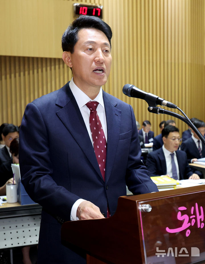 [서울=뉴시스] 김진아 기자 = 오세훈 서울시장이 20일 서울 중구 서울시청에서 열린 국회 국토교통위원회의 서울시청에 대한 국정감사에서 업무보고를 하고 있다. 2025.10.20. bluesoda@newsis.com