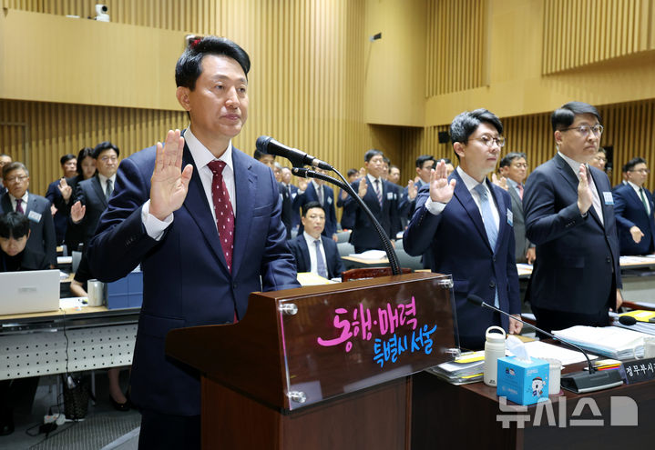 [서울=뉴시스] 김진아 기자 = 오세훈 서울시장이 20일 오전 서울 중구 서울시청에서 열린 국회 국토교통위원회의 서울시청에 대한 국정감사에서 증인 선서를 하고 있다. 2025.10.20. bluesoda@newsis.com