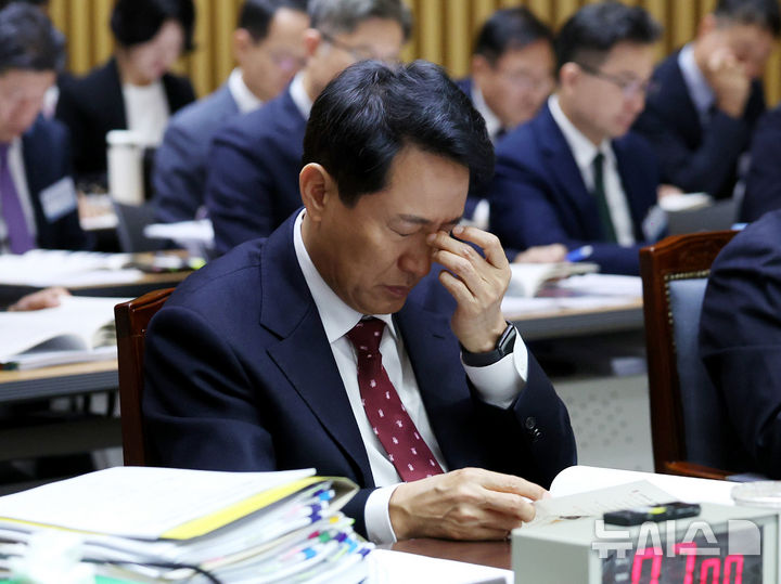 [서울=뉴시스] 김진아 기자 = 오세훈 서울시장이 20일 서울 중구 서울시청에서 열린 국회 국토교통위원회의 서울시청에 대한 국정감사에서 얼굴을 만지고 있다. 2025.10.20. bluesoda@newsis.com