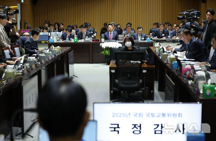 [서울=뉴시스] 김진아 기자 = 오세훈 서울시장이 20일 서울 중구 서울시청에서 열린 국회 국토교통위원회의 서울시청에 대한 국정감사에서 의원의 질의에 답하고 있다. 2025.10.20. bluesoda@newsis.com