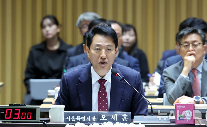 [서울=뉴시스] 김진아 기자 = 오세훈 서울시장이 20일 서울 중구 서울시청에서 열린 국회 국토교통위원회의 서울시청에 대한 국정감사에서 의원의 질의에 답하고 있다. 2025.10.20. bluesoda@newsis.com