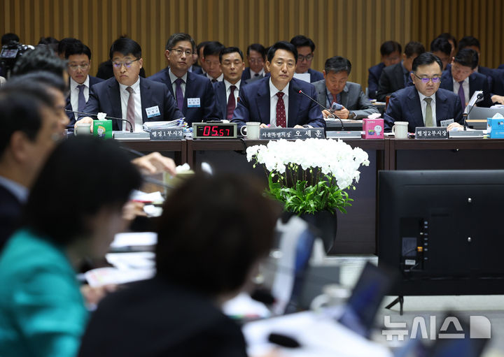 [서울=뉴시스] 김진아 기자 = 오세훈 서울시장이 20일 서울 중구 서울시청에서 열린 국회 국토교통위원회의 서울시청에 대한 국정감사에서 의원의 질의에 답하고 있다. 2025.10.20. bluesoda@newsis.com