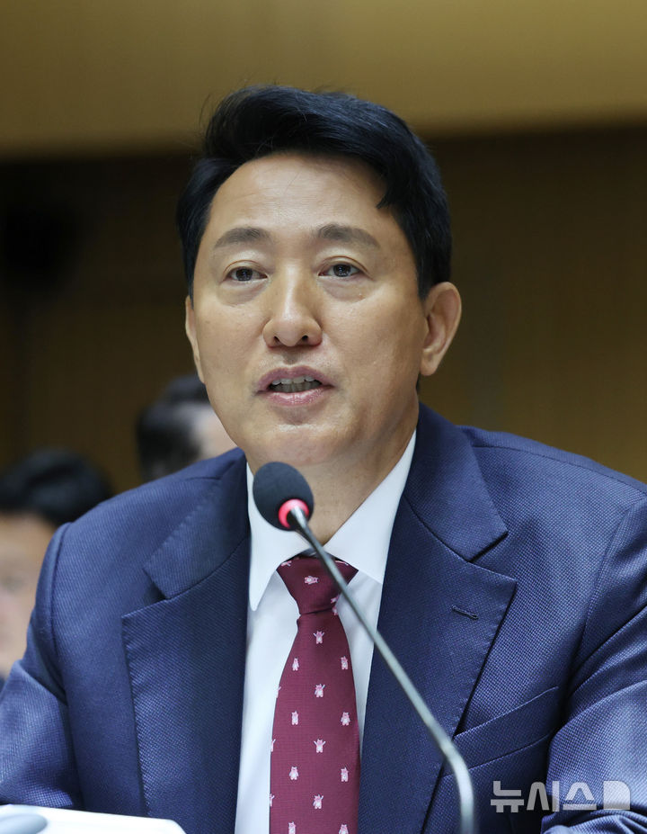 [서울=뉴시스] 김진아 기자 = 오세훈 서울시장이 20일 서울 중구 서울시청에서 열린 국회 국토교통위원회의 서울시청에 대한 국정감사에서 의원의 질의에 답하고 있다. 2025.10.20. bluesoda@newsis.com