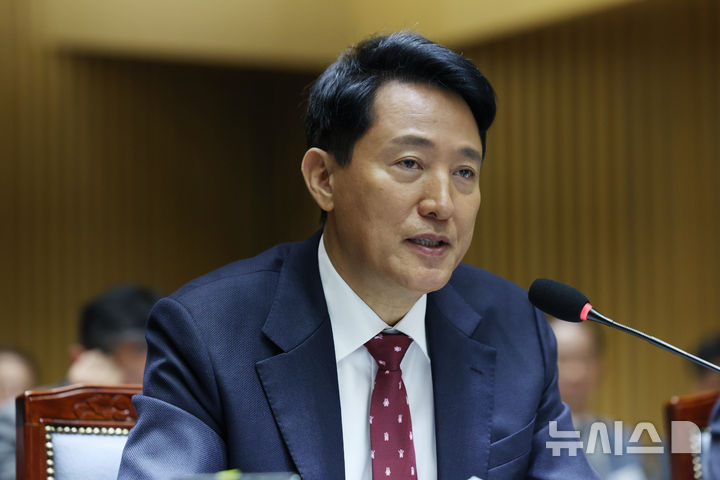[서울=뉴시스] 김진아 기자 = 오세훈 서울시장이 20일 서울 중구 서울시청에서 열린 국회 국토교통위원회의 서울시청에 대한 국정감사에서 의원의 질의에 답하고 있다. 2025.10.20. bluesoda@newsis.com