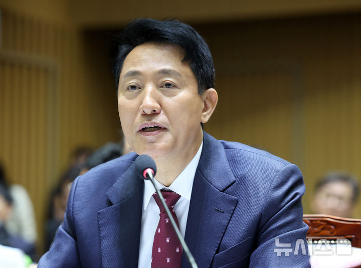 [서울=뉴시스] 김진아 기자 = 오세훈 서울시장이 20일 서울 중구 서울시청에서 열린 국회 국토교통위원회의 서울시청에 대한 국정감사에서 의원의 질의에 답하고 있다. 2025.10.20. bluesoda@newsis.com