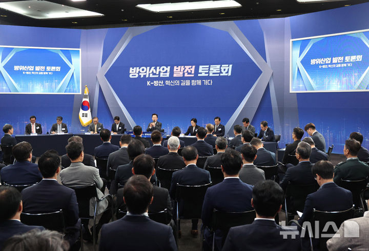 [고양=뉴시스] 고범준 기자 = 이재명 대통령이 20일 경기 고양시 일산서구 킨텍스에서 열린 방위산업 발전 토론회에서 발언하고 있다. 2025.10.20. bjko@newsis.com