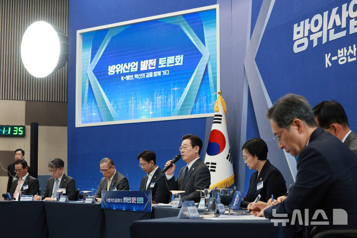 [고양=뉴시스] 고범준 기자 = 이재명 대통령이 20일 경기 고양시 일산서구 킨텍스에서 열린 방위산업 발전 토론회에서 발언하고 있다. 2025.10.20. bjko@newsis.com