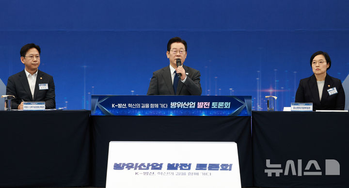 [고양=뉴시스] 고범준 기자 = 이재명 대통령이 20일 경기 고양시 일산서구 킨텍스에서 열린 방위산업 발전 토론회에서 발언하고 있다. 2025.10.20. bjko@newsis.com