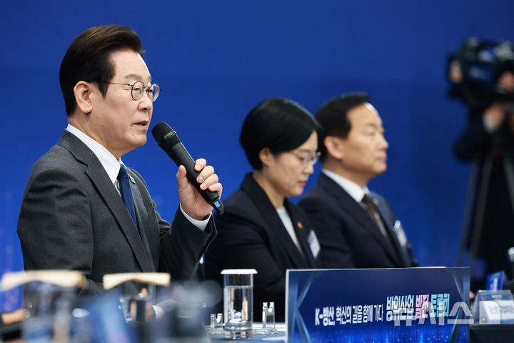 [고양=뉴시스] 고범준 기자 = 이재명 대통령이 20일 경기 고양시 일산서구 킨텍스에서 열린 방위산업 발전 토론회에서 발언하고 있다. 2025.10.20. bjko@newsis.com