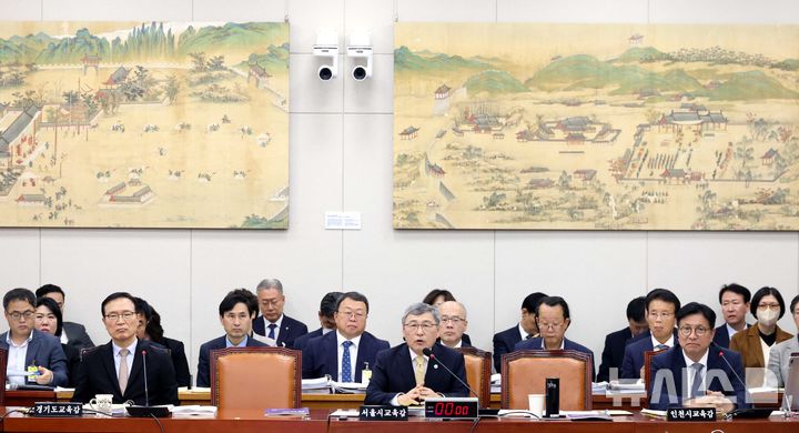 [서울=뉴시스] 조성봉 기자 = 정근식 서울시교육청 교육감이 20일 오전 서울 여의도 국회에서 열린 교육위원회 국정감사에서 의원 질의에 답변하고 있다. 왼쪽부터 임태희 경기도교육청 교육감, 정 서울시교육감, 도성훈 인천광역시 교육청 교육감. 2025.10.20. suncho21@newsis.com