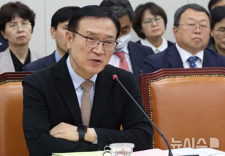 [서울=뉴시스] 조성봉 기자 = 임태희 경기도교육청 교육감이 20일 오전 서울 여의도 국회에서 열린 교육위원회 국정감사에서 의원 질의에 답변하고 있다. 2025.10.20. suncho21@newsis.com