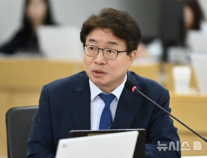 [수원=뉴시스] 김종택 기자 = 염태영 더불어민주당 의원이 20일 경기 수원시 경기도청에서 열린 국회 국토교통위원회의 경기도에 대한 국정감사에서 질의하고 있다. 2025.10.20. jtk@newsis.com