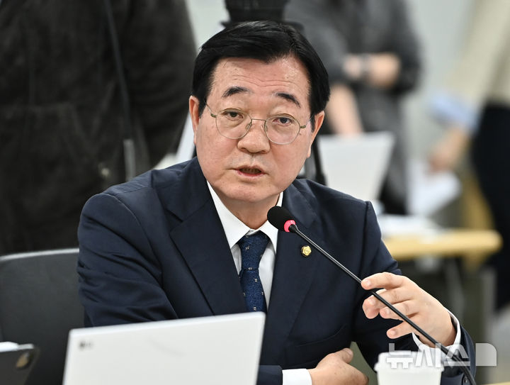 [수원=뉴시스] 김종택 기자 = 민홍철 더불어민주당 의원이 20일 경기 수원시 경기도청에서 열린 국회 국토교통위원회의 경기도에 대한 국정감사에서 질의하고 있다. 2025.10.20. jtk@newsis.com