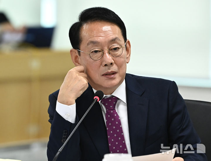 [수원=뉴시스] 김종택 기자 = 김도읍 국민의힘 의원이 20일 경기 수원시 경기도청에서 열린 국회 국토교통위원회의 경기도에 대한 국정감사에서 질의하고 있다. 2025.10.20. jtk@newsis.com